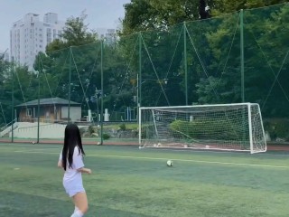 女孩踢足球(女孩踢足球更好的出路)