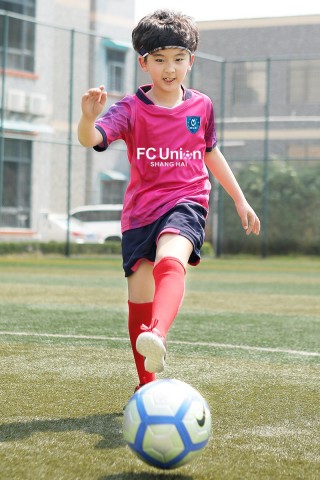小学生足球服装(小学生足球服装设计图片)
