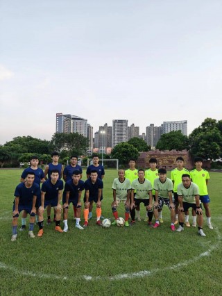 足球比赛几个人(11人足球场上位置图)