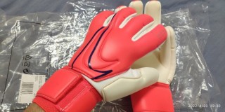 耐克足球守门员手套(nike守门员手套带gk和不带gk有何不同)