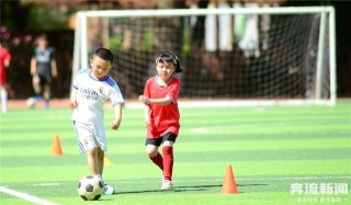 足球比赛.小孩(足球比赛小孩在下面欢呼,怎么画图片)