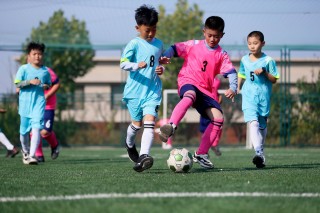 踢足球五年(踢足球五年级作文)