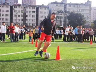 足球绕桩教学(足球绕桩射门训练 *** )