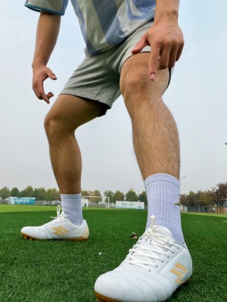 足球后卫穿什么鞋(足球后卫一般穿几号)