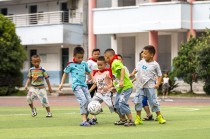 小学生足球表演视频(小学生足球表演视频教学)