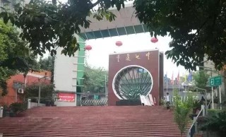 重庆足球学校学费(重庆足球学校哪个更好)