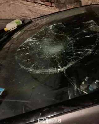 足球砸车(足球能把车砸出坑来吗)