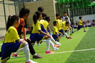 小学生足球表演视频(小学生足球表演视频教学)