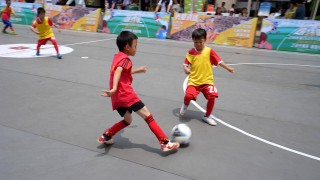 足球比赛.小孩(足球比赛小孩在下面欢呼,怎么画图片)