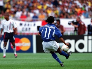 巴西VS英格兰2013(巴西vs英格兰2002争议判罚)