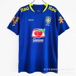 蓝色足球衣(蓝色足球衣配什么颜色短裤好看)