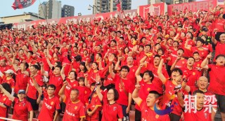 龙岗大运足球(龙岗大运足球场可以容纳多少人员)