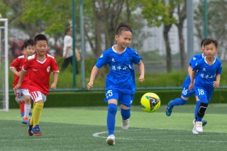 儿童多大足球(小孩多大踢足球好)