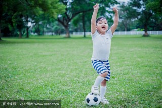 足球小孩(足球小孩比赛)