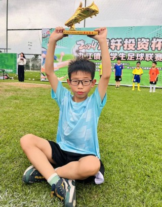 迎新小学足球亚军(华新小学足球队比赛)