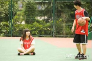 女生喜欢篮球足球(女孩喜欢篮球很奇怪吗)
