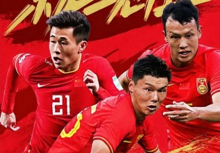 足球场亲吻(亲吻足球的照片)
