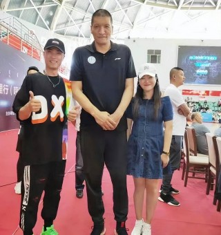 巴特尔vs姚明(巴特尔请姚明喝酒)