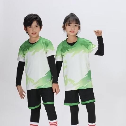 小学生足球服装(小学生足球服装设计图片)  第2张
