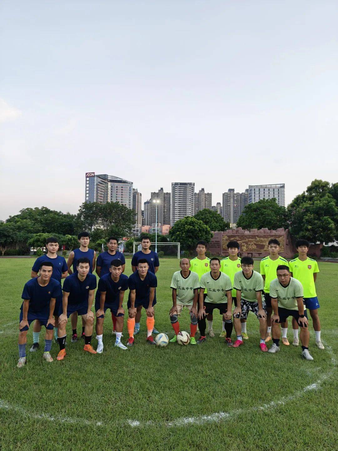 足球比赛几个人(11人足球场上位置图)  第1张