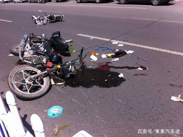 足球撞人(足球撞人抢球犯规吗)  第2张