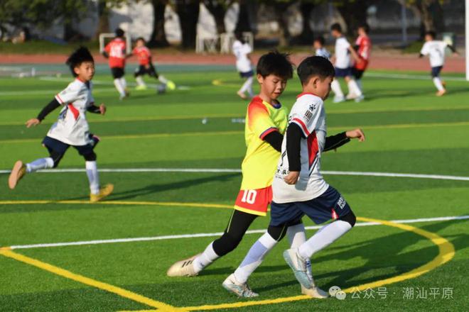 小学生足球比赛的视频(小学生足球比赛的视频教学)  第2张