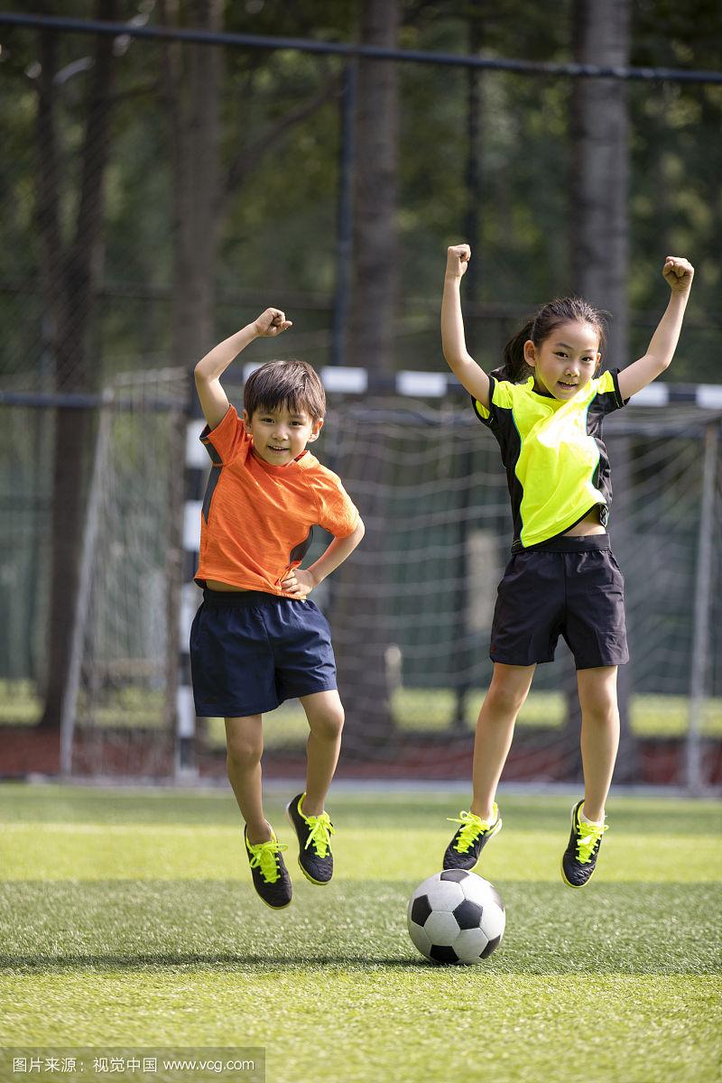 小孩子踢足球(小孩子踢足球影响长高吗)  第2张