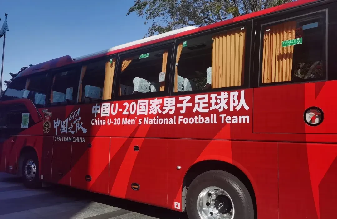 足球豪华大巴(足球俱乐部大巴车内部)  第2张