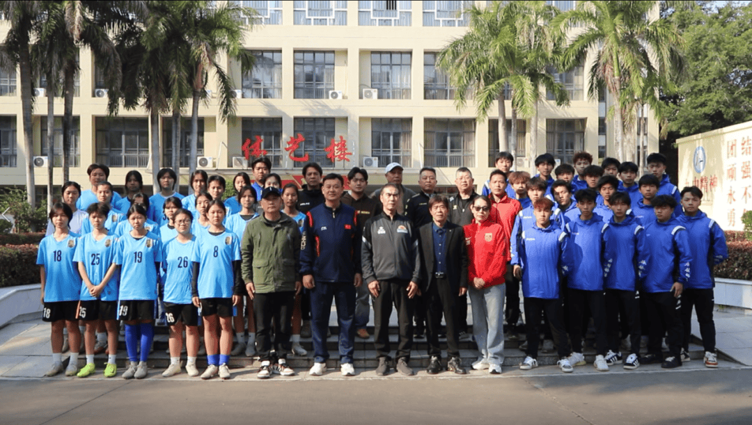 足球教练国足(国足教练叫什么)  第1张