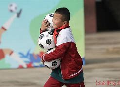 小小足球大大梦想(小小足球梦手抄报图片)  第1张