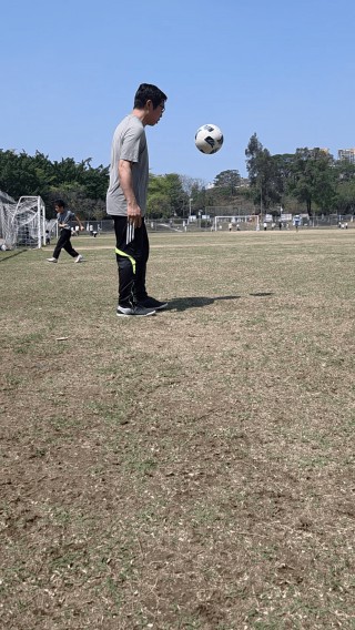 怎么练足球颠球(怎么练足球颠球动作)